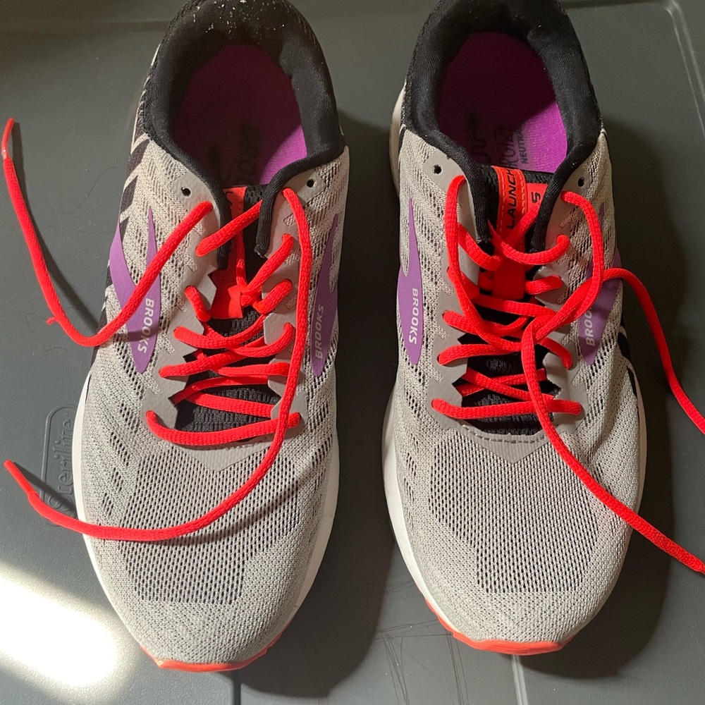 Brooks Launch 6 Women's Athletic Shoes in Gray and Red